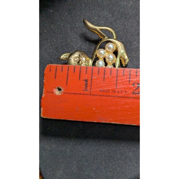 Vintage Gold Tone Cat Brooch With Faux Pearl Accents & Rhinestone Eyes Pin Jewel - Picture 5 of 5
